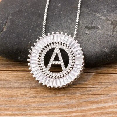Nuovo a-Z Iniziale Lettera Rame Zircone Acciaio a Pavé Color Argento Collana - Immagine 1 di 4