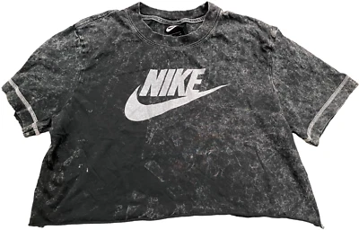 Camiseta NIKE Sportswear Athleisure caimento solto tingimento cortado cropped pequena - Imagem 1 de 2