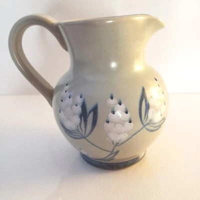 Crema pequeña sueca Bo Fajans Mid Century 5 pulgadas de alto beige, blanco, flores azules  Foto 1 de 4