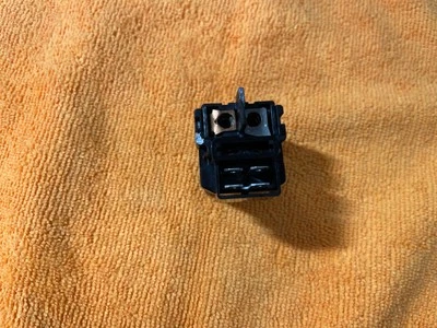 Relé de arranque y conector de fusible principal Kawasaki Ninja ZX-7R 1996-2003 Foto 1 de 2