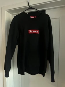 100 % authentisches Supreme Sweatshirt mit Rundhalsausschnitt rot auf schwarzem Kartonlogo Größe Large FW22 - Bild 1 von 3