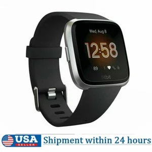 Nuovo Smartwatch Indossabile Fitbit Versa lite Fitness Activity Tracker (S & L) - Nero - Foto 1 di 5