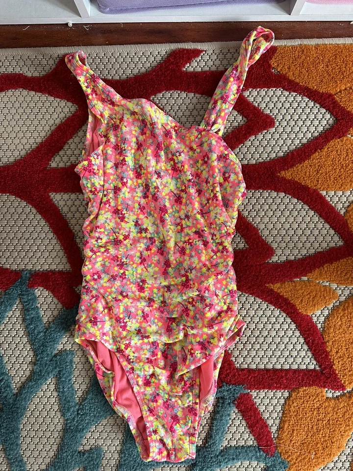 Traje de baño de una pieza floral rosa Gap para niñas, diseño asimétrico, verano, talla 10 Foto 1 de 4