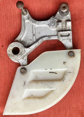 Montaje de pinza trasera doble Honda XRV750 RD07 Africa y protector de cadena  Foto 1 de 2