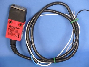 Honeywell GKMB33 Safety Interlock Switch with Key - Picture 1 of 3