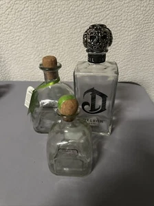 Leere DELEON & Patron Tequila Blanco Flaschen 750 ml Agav Dekanter Totenköpfe mit Kappe - Bild 1 von 14