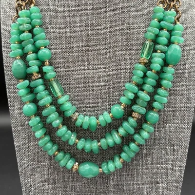 Collar de cuentas de aventurina verde con varios hilos detalles dorados declaración Foto 1 de 4