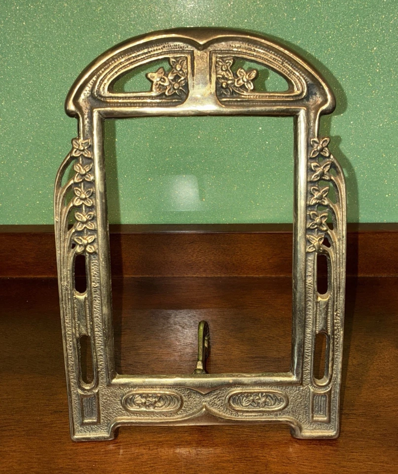 Marco/espejo antiguo Art Nouveau de hierro fundido de color latón con respaldo de caballete Foto 1 de 4