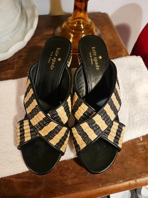 Tacón Kate Spade New York para mujer talla 8 Walter Rafia negro y tostado de 2 1/2 pulgadas Foto 1 de 4