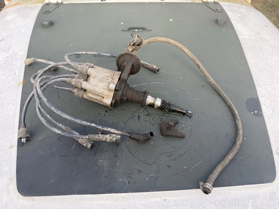 Distribuidor Jeep 4.2 con rotor de tapa y cables de enchufe Foto 1 de 4