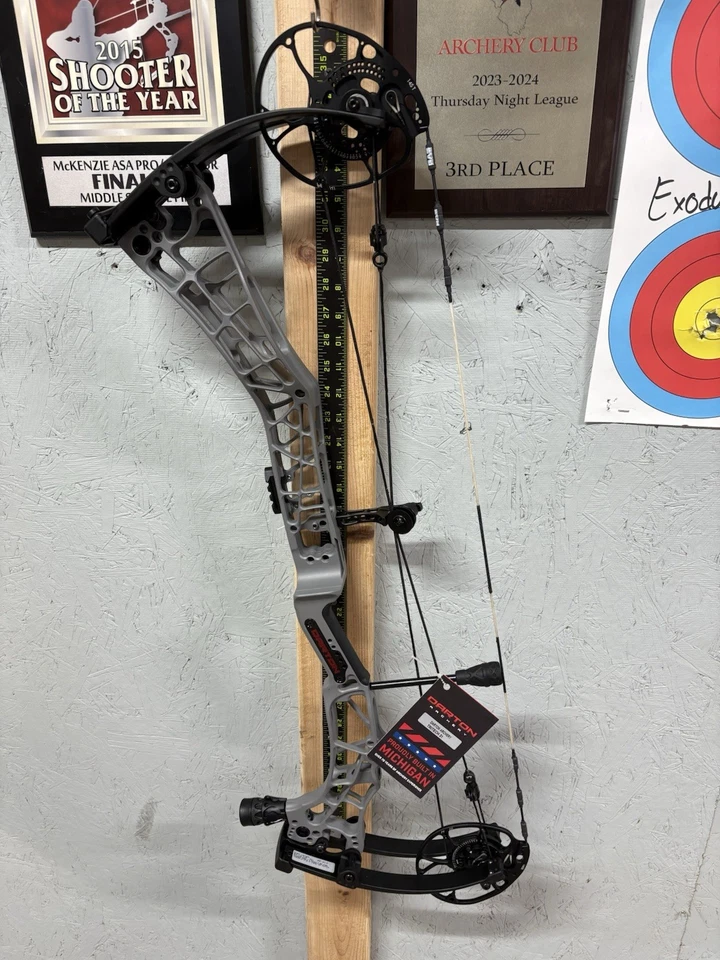 Darton Tritech 31 Right Hand 70 lbs Stone Riser w/Black Limbs - Image 1 of 4