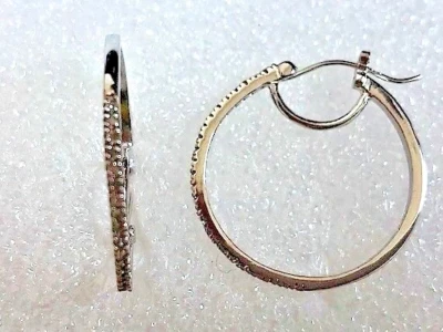 Aretes tipo argolla de diamantes genuinos de 1/4 quilate en plata de ley Foto 1 de 4