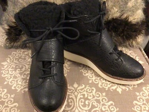 Simply Vera Wang Womens Size 6  Med Sport Wedge Hiker Boots w/ Platform Heel EUC - Picture 1 of 10