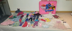 VINTAGE 1983 MODEPUPPENKOFFER & 70 KLEIDUNGSSTÜCKE & ZUBEHÖR 70ER JAHRE? 80er Jahre? - Bild 1 von 18