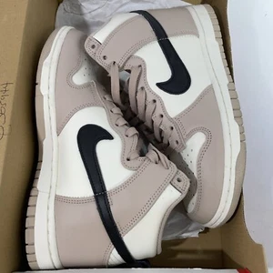 Nike Wmns Dunk High 'Fossil Stone' taglia 6,5 viola malva chiaro crema pulite - Foto 1 di 10