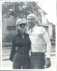 1977 Pressefoto Produzent Aaron Rechtschreibung mit Frau Süßigkeiten 70er Jahre - Bild 1 von 2