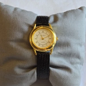 Reloj Victoria Secret Años 90 Tono Dorado Correa Cuero Negro De Colección Batería Nueva Funciona  - Imagen 1 de 9