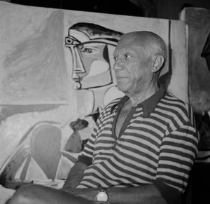 Artist sculptor Pablo Picasso beside one of artworks at home 'La C- Old Photo - Picture 1 of 1