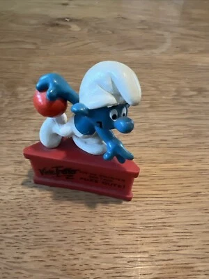 Schleich, Schlumpf, Geburtstags-Kegel-Schlumpf,Kegler auf  rotem Dreiecksockel - Bild 1 von 4