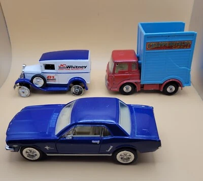 Varios autos de juguete de colección - Ford Mustang, JC Whitney modelo A, camión Bedford Circus Foto 1 de 4