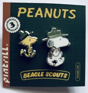 Pintrill x Peanuts Beagle Scouts Snoopy und Woodstock Pin Set Neu auf Karte - Bild 1 von 1