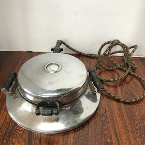 Antico ferro da stiro vintage per waffle 7". Manici in legno. Cavo originale. Si riscalda.  - Foto 1 di 6