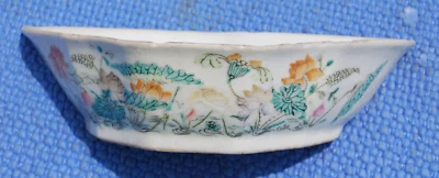 Plato FORMA MURCIÉLAGO Antiguo China Exportación Porcelana Patas Famille Borde Rosa astillas Foto 1 de 4