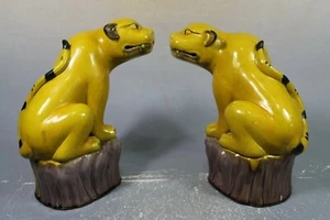 Hermosos tigres chinos de porcelana esmaltada amarilla - Imagen 1 de 9