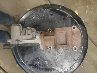 Válvula EGR 11-16 6,6 L Duramax lado del conductor 1060001190 Foto 1 de 3