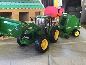 Britains Ertl 1:16 Big farm John Deere front loader tractor and round baler. - Picture 1 of 8