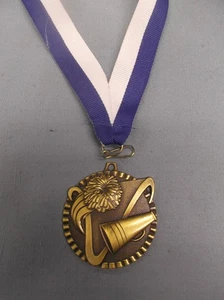 CHEERLEADING "V" medalla de oro pompón y megáfono premio cortina de cuello azul/blanco - Imagen 1 de 1