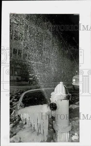Pressefoto Hydranten platzt bei eisigem Wetter - LRA20499 - Bild 1 von 2