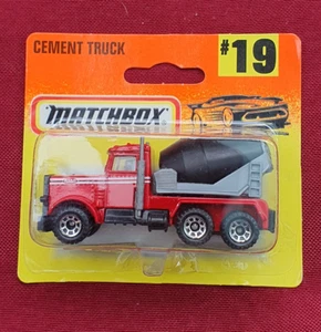 1996 MATCHBOX SUPERFAST #19 RED PETERBILT CEMENT TRUCK BLACK BARREL NEW ON CARD - Bild 1 von 2