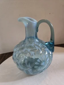 Fenton blau opalisierendes Gänseblümchen und Farn Kruzifix geschmolzenes Glas ohne Stopfen - Bild 1 von 8