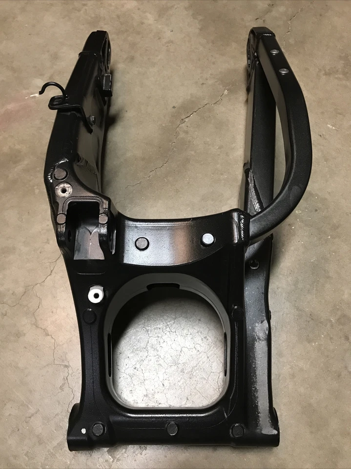 KAWASAKI VERSYS 650 12-13 BRAZO OSCILANTE PARTE # 33001-0244-18R Foto 1 de 4