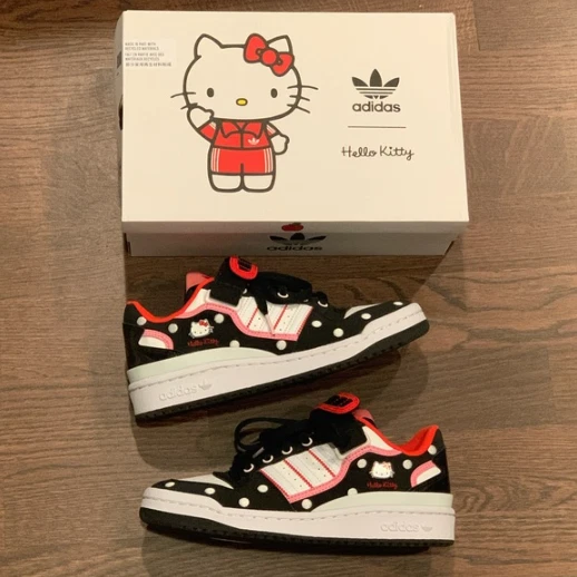 AGOTADO Adidas Originals x Sanrio 2022 Hello Kitty Forum Zapatillas bajas 6 Negras Foto 1 de 4