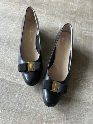 Salvatore Ferragamo 338 Boutique Vara Arco Cuero Negro Italia Zapatos Wms 7.5 (3A) Foto 1 de 4