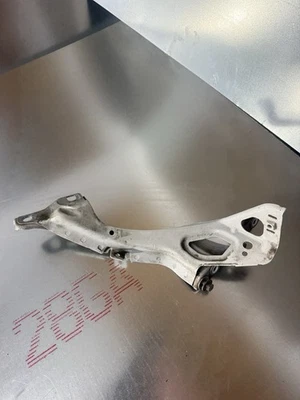 Soporte de guardabarros delantero izquierdo Audi A6 2011-2018 OEM 4G0821135A Foto 1 de 4