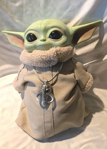 Peluche con collar Star Wars The Mandalorian The Child Baby Yoda. Mattel 2019 - Imagen 1 de 9