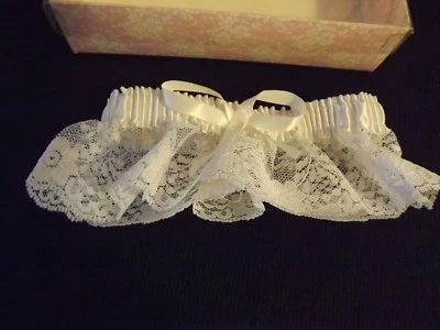 new wedding BRIDAL GARTER WHITE LACE NIB BY HORTENSE B. HEWITT ribbon  - Imagem 1 de 4