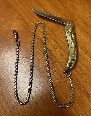 Navaja de bolsillo vintage de latón con cadena Foto 1 de 4