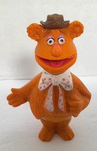 VINTAGE 1978 FOZZY THE BEAR SIT or STAND PVC FIGUR 4" HENSON mit Bogen - Bild 1 von 3