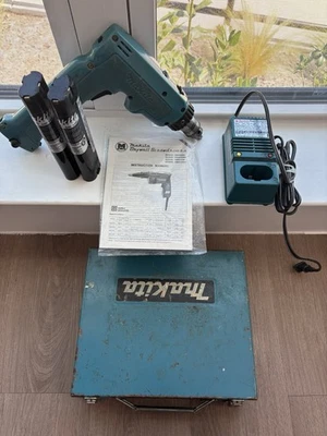 Makita Trockenbau Akkuschrauber. 2 funktionierende Akkus, Ladegerät, Handbuch & Koffer - Bild 1 von 3
