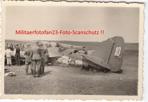 Wehrmacht am zerstörten russischen Flugzeug Bomber Kennung Nr.10 Rußl.1941 - Bild 1 von 1