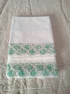 2 Vtg Pillowcases Green/White Large Scallop Hand Crocheted Edge Cottage Country - Picture 1 of 6