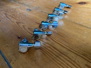Squier Logo Chrome Enclosed Guitar Machine Heads Tuners 6 - in - line CXS - Picture 1 of 7