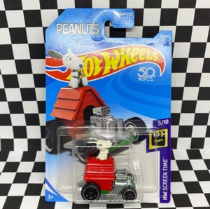 Hot Wheels 2018 Mainline B Case HW Screen Time Peanuts Red Snoopy 1/64 - Foto 1 di 4