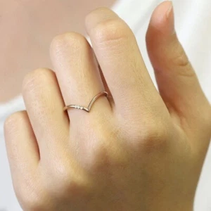 Moissanit gebogener goldgefüllter Ring, Chevron Stapelring, zierlicher V-Form Ring - Bild 1 von 6