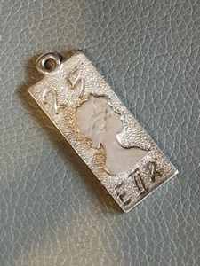 Vintage Elizabeth R Oblong Pendant Collectable - Picture 1 of 3