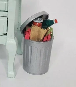 Dept 56 Snow Village Christmas Trash Can Miniature Lighted House Accessory - Bild 1 von 5